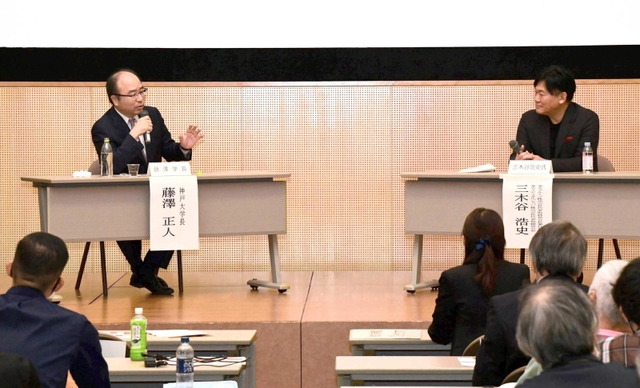 対談する三木谷浩史氏（右）と藤澤正人学長＝神戸市灘区六甲台町１（撮影・坂井萌香）