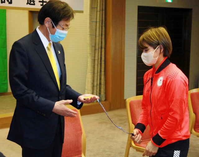 久元喜造市長（左）に金メダルを見せる阿部詩選手＝神戸市役所