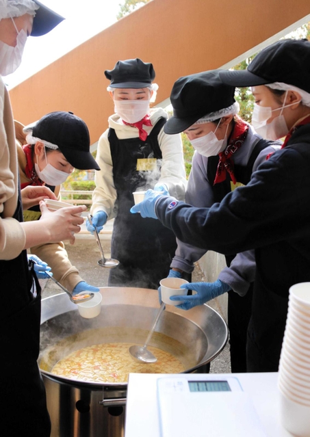 栄養バランスを意識した炊き出しを訓練する学生＝神戸市灘区篠原伯母野山町１
