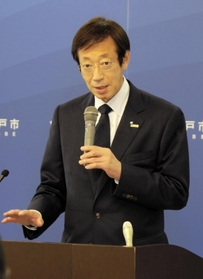 今後取り組むべき課題などを語る久元喜造氏＝神戸市役所（撮影・初鹿野俊）