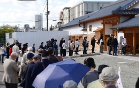 オープン初日、初代県庁館の入り口前には長い列ができた＝神戸市兵庫区中之島２（撮影・坂井萌香）