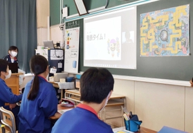 人生ゲームのオリジナルのマス目を考え、発表する生徒ら＝神戸市西区春日台２