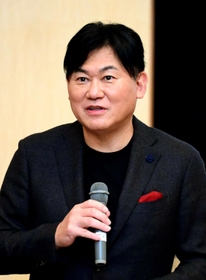 基調講演で異分野共創について語る楽天の三木谷浩史会長＝神戸市灘区六甲台町１（撮影・坂井萌香）