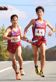 男子・県神戸商の６区橋本和希選手（右）からたすきを受け取るアンカー岡井大典主将＝丹波篠山市内（撮影・吉田敦史）