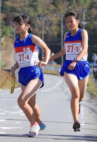 女子・東灘の３区赤穂朋花選手（右）からたすきを受け取る４区酒井来夏選手＝丹波篠山市内（撮影・吉田敦史）