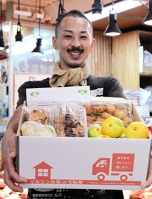 マルシン市場が、自宅療養者の注文した商品を箱に詰め宅配する＝神戸市兵庫区東山町２、マルシン市場