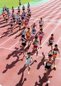 勢いよくスタートを切った男子１区の選手たち＝須磨区緑台、ユニバー記念競技場