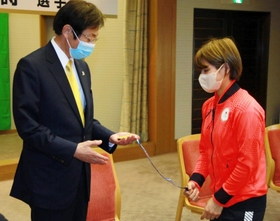 久元喜造市長（左）に金メダルを見せる阿部詩選手＝神戸市役所