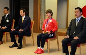 神戸栄誉賞を授与された阿部詩選手＝神戸市役所