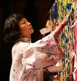 ピアノやギターの曲に合わせ、絵の具などで描くミロコマチコさん＝神戸市東灘区向洋町中２（撮影・坂井萌香）