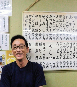 「お客のわがまま！」と話す松岡たいし店主＝神戸市垂水区塩屋町３