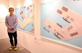 神戸港の歩みをたどる企画展に鳥瞰図を出品した青山大介さん＝神戸海洋博物館