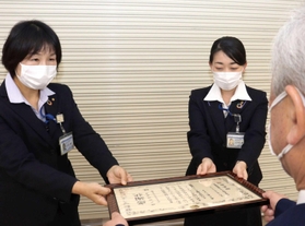 署長感謝状を受け取る片山恵子さん（左）と今市愛子さん＝神戸信用金庫ポートアイランド支店
