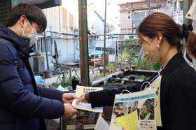 商店街の「いちばたけ」の魅力スポットでシールを集める参加者＝水道筋商店街内