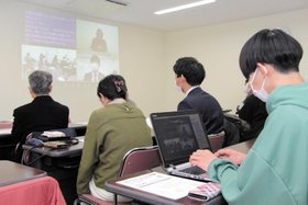 旧優生保護法下での強制不妊手術を巡る訴訟について、オンライン集会に参加する神戸地裁訴訟の関係者や学生ら＝神戸市中央区橘通３、神戸市立総合福祉センター
