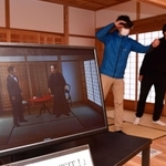 複合現実（ＭＲ）ゴーグルを使い、伊藤博文らが登場するバーチャルドラマを視聴できる「県庁舎」＝神戸市兵庫区中之島２（撮影・坂井萌香）