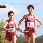 男子・県神戸商の６区橋本和希選手（右）からたすきを受け取るアンカー岡井大典主将＝丹波篠山市内（撮影・吉田敦史）