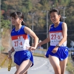 女子・東灘の３区赤穂朋花選手（右）からたすきを受け取る４区酒井来夏選手＝丹波篠山市内（撮影・吉田敦史）