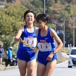 女子・須磨学園の３区大西文香（左）からたすきを受け取る４区干飯里桜＝丹波篠山市内（撮影・吉田敦史）