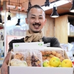 マルシン市場が、自宅療養者の注文した商品を箱に詰め宅配する＝神戸市兵庫区東山町２、マルシン市場