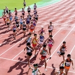 勢いよくスタートを切った男子１区の選手たち＝須磨区緑台、ユニバー記念競技場