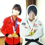 自身の等身大パネルと並んでポーズを取る阿部詩選手＝神戸市役所
