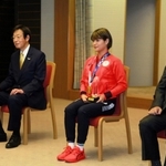 神戸栄誉賞を授与された阿部詩選手＝神戸市役所