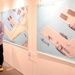 神戸港の歩みをたどる企画展に鳥瞰図を出品した青山大介さん＝神戸海洋博物館