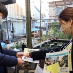 商店街の「いちばたけ」の魅力スポットでシールを集める参加者＝水道筋商店街内