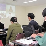 旧優生保護法下での強制不妊手術を巡る訴訟について、オンライン集会に参加する神戸地裁訴訟の関係者や学生ら＝神戸市中央区橘通３、神戸市立総合福祉センター
