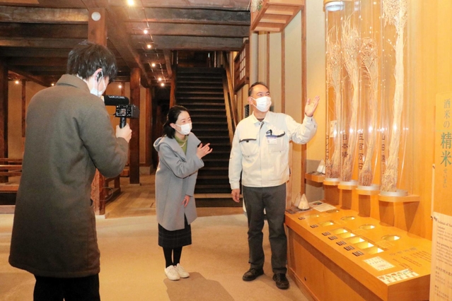 「沢の鶴資料館」で行われた動画の収録＝神戸市灘区大石南町１