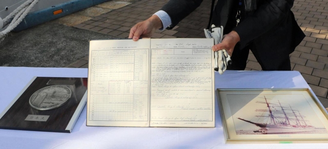 １９８４年に初めて日本丸が神戸港に寄港した際の航海記録（中央）や写真、記念盾＝神戸市中央区新港町