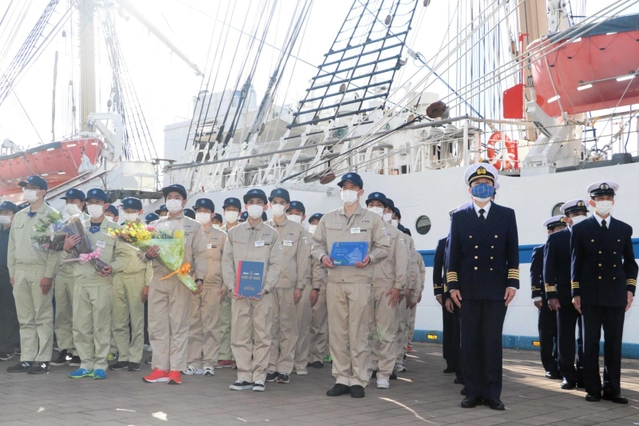 「日本丸」の神戸港寄港１００回目を記念して行われたセレモニー＝神戸市中央区新港町