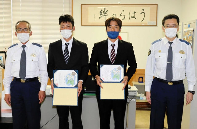 のじぎく賞を伝達された清中善太郎さん（左から２人目）と東英伸さん（同３人目）＝東灘署