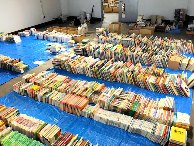 市民から寄せられた児童書＝神戸市内（同市提供）