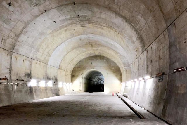 「山、海へ行く」の時代に使われたベルトコンベヤー跡トンネル。「ミュージアム」や「鋼の錬金術師」が撮影された＝神戸市西区内（神戸フィルムオフィス提供）