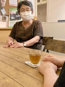 シングルマザーの女性の話に耳を傾ける茂木美知子さん＝神戸市長田区