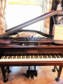 室内には１９１８年の英チャーレン社製グランドピアノが置かれている＝神戸市東灘区住吉山手５（同市提供）