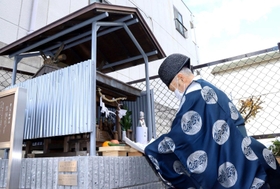 住民が見守る中、遷座祭で祝詞を読み上げる宮司＝神戸市中央区楠町６