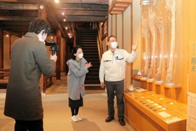 「沢の鶴資料館」で行われた動画の収録＝神戸市灘区大石南町１