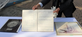 １９８４年に初めて日本丸が神戸港に寄港した際の航海記録（中央）や写真、記念盾＝神戸市中央区新港町