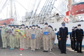 「日本丸」の神戸港寄港１００回目を記念して行われたセレモニー＝神戸市中央区新港町