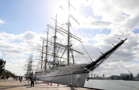 神戸港に停泊中の練習帆船「日本丸」＝神戸市中央区新港町