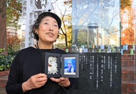 「１・１７ＫＯＢＥに灯りをｉｎながた」の実行委員長だった和田幹司さんの妻俊江さん＝神戸市中央区加納町６（撮影・鈴木雅之）