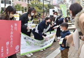 奨学金を希望する後輩にもバトンをつなごうと、募金活動に取り組む遺児の学生ら＝神戸市中央区元町高架通１