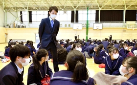 講演後に生徒たちに語り掛ける藤原祐弥さん＝須磨友が丘高校