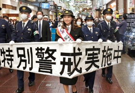 一日警察署長として三宮センター街を歩く安田祐香選手（中央）＝神戸市中央区三宮町２