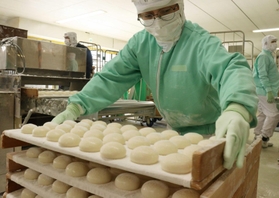 １週間で約４８０万個の餅が作られる工場＝神戸市東灘区向洋町西２、コープこうべ六甲アイランド食品工場