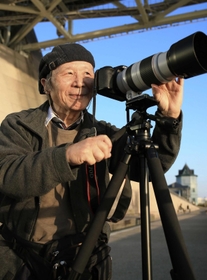 だるま夕日を１５年にわたって撮影する向井章二さん＝神戸市垂水区東舞子町、舞子公園