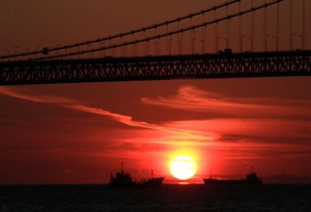 向井章二さんが神戸市垂水区で撮影した「だるま夕日」のお気に入りの作品＝２０１７年１０月３１日